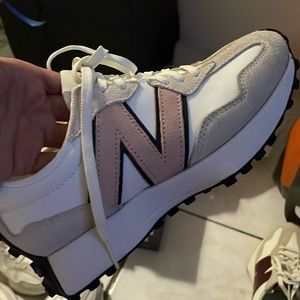 New Balance 327 box included.